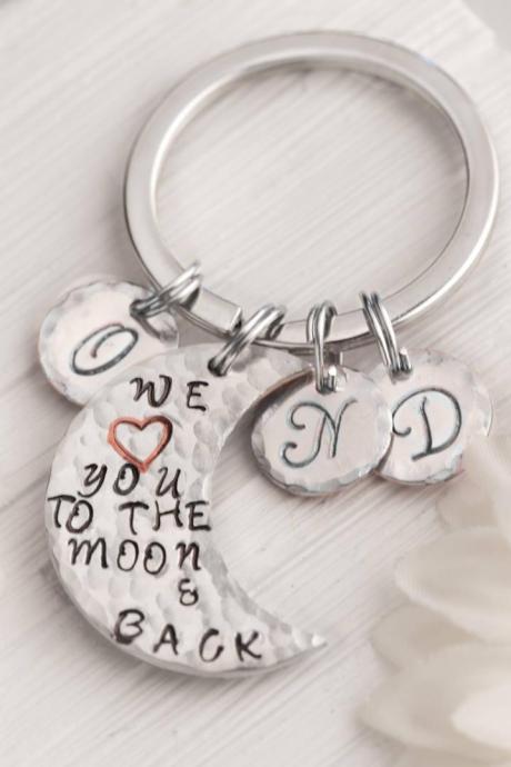 Hand stamped custom engraved keychain, mothers day keychain, gift for mom of 5 kids, we love you engrave keychain, the moon and back gift, mom from daughter, silver moon keychain